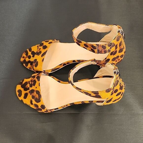 BRAND NEW WOMEN  OPEN-TOE  ANKLE-STRAP LOW HEEL ANIMAL PRINT SANDAL - Picture 6 of 14